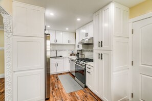 Geladeira, micro-ondas, cooktop, lava-louças