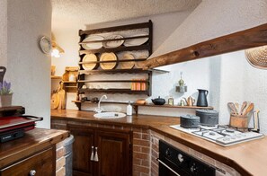Een koelkast, een magnetron, een oven, een kookplaat