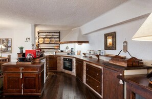 Fridge, oven, stovetop, dishwasher