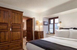 4 bedrooms, in-room safe, iron/ironing board, free WiFi