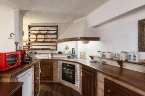 Een koelkast, een microgolfoven, een oven, een kookplaat