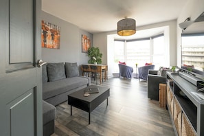 Smart TV - The Penthouse NY Loft Apartment (Barmouth)