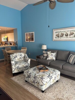 Smart-tv, ett bordtennisbord och böcker