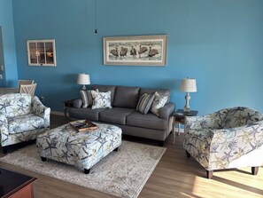 Smart-tv, ett bordtennisbord och böcker