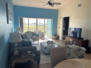 Smart-tv, ett bordtennisbord och böcker