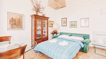 Departamento, vista al mar | Sala de estar | Televisión de 35 pulgadas con canales digitales