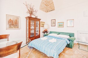 公寓, 海景 | 客厅 | 35-英寸电视（配备数码频道）