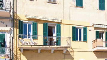 Vista frontal de la propiedad