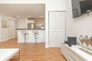 舒适公寓 | 起居区 | 32-英寸智能电视（配备数码频道）