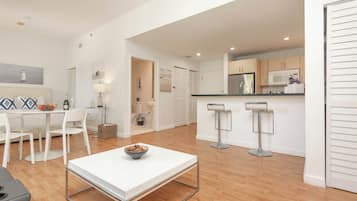 Departamento Confort | Área de sala de estar | Smart TV de 32 pulgadas con canales digitales