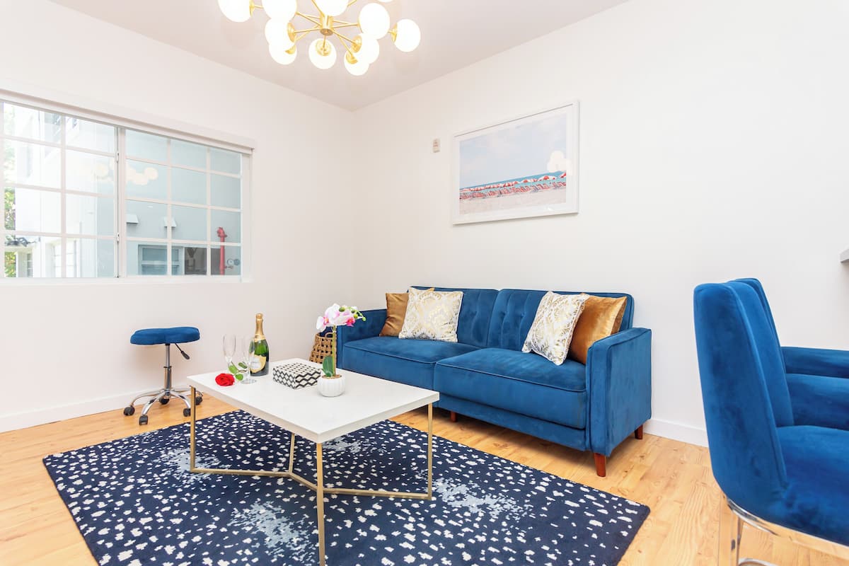 Deluxe appartement | Woonruimte | Een 32-inch smart-tv met digitale zenders