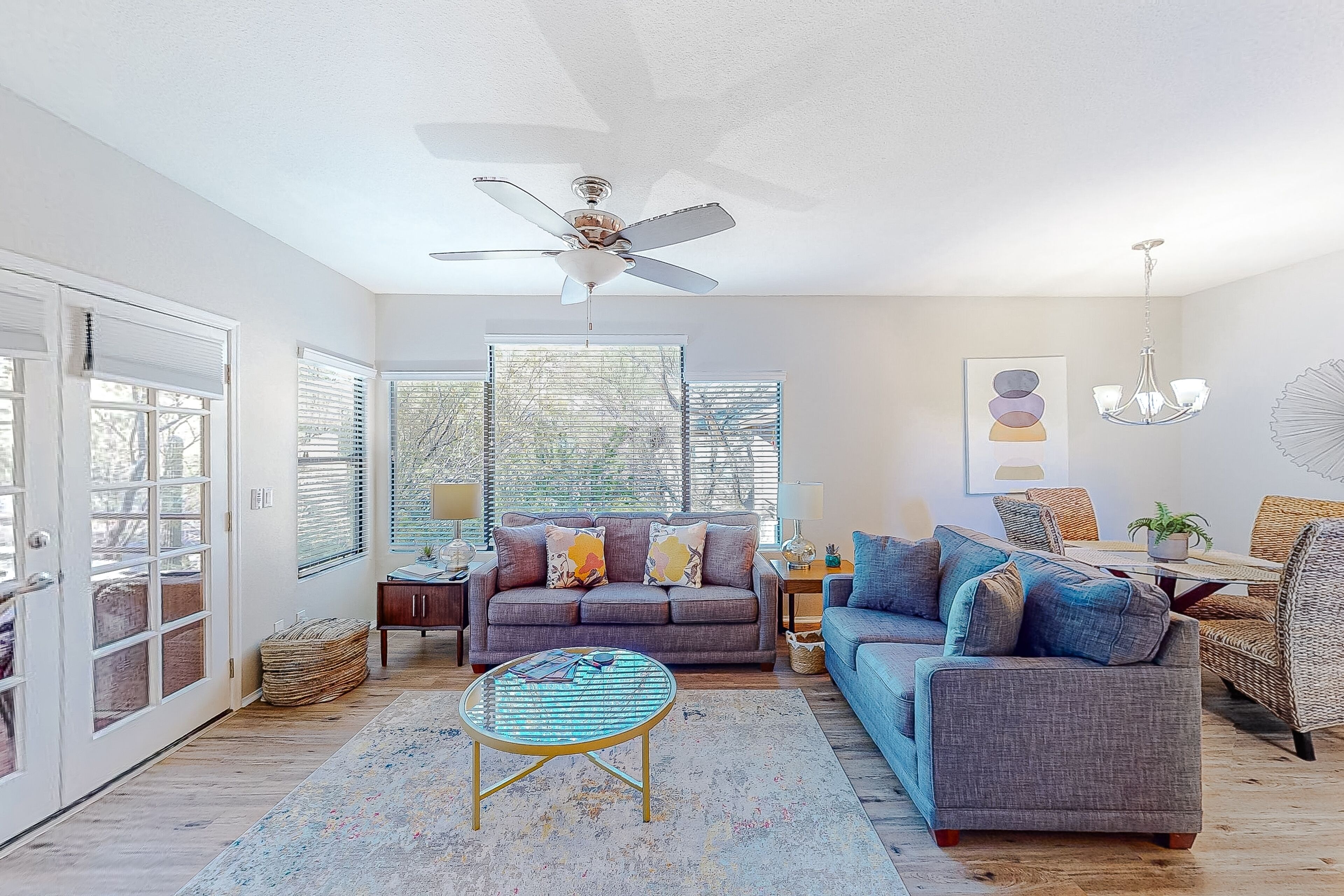 Snowbird-friendly condo with 2 pools, hot tub, gym, mtn views, balcony, BBQ