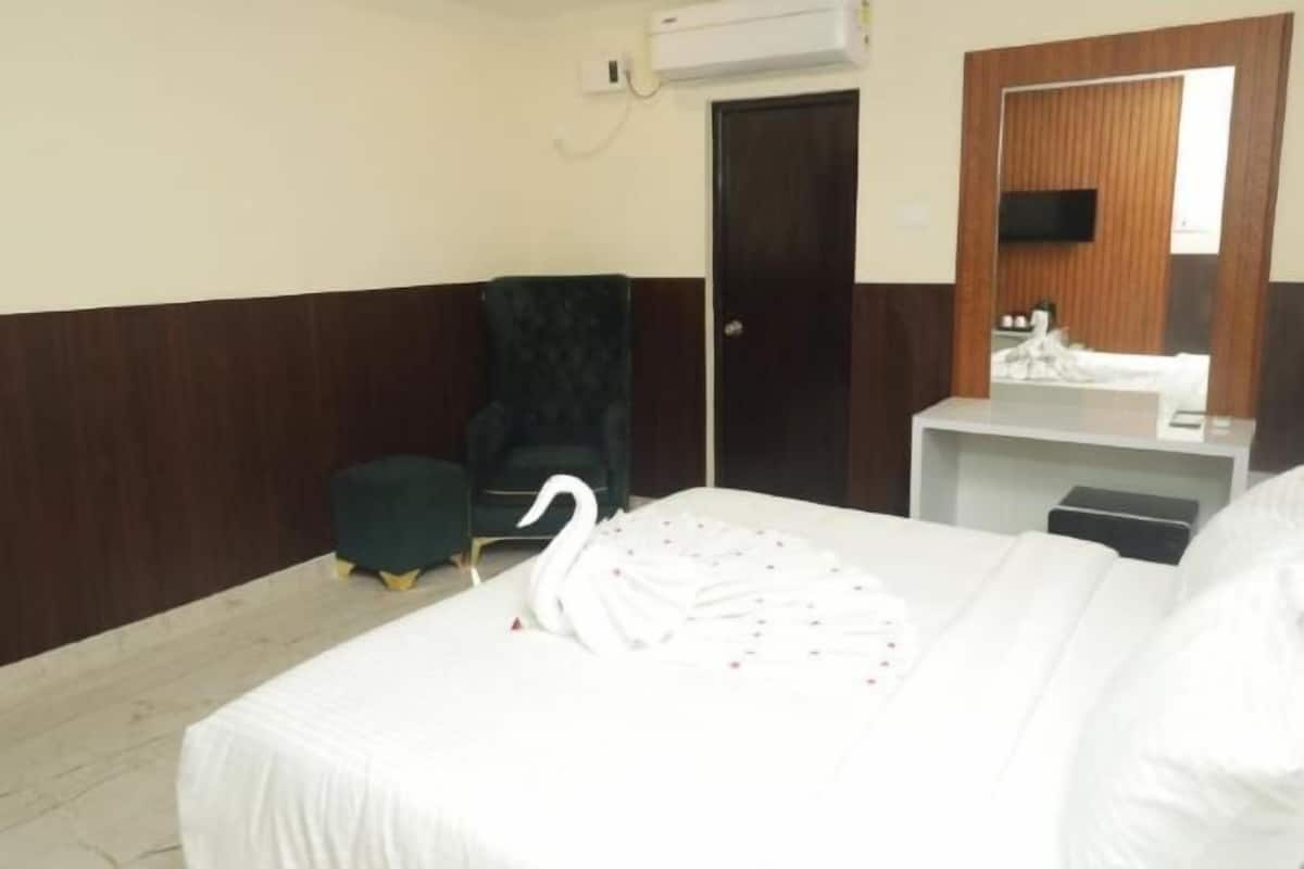 Soundproofing, iron/ironing board, free WiFi