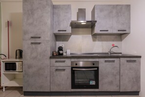 Appartamento | Cucina privata | Frigorifero, microonde, forno, piano cottura
