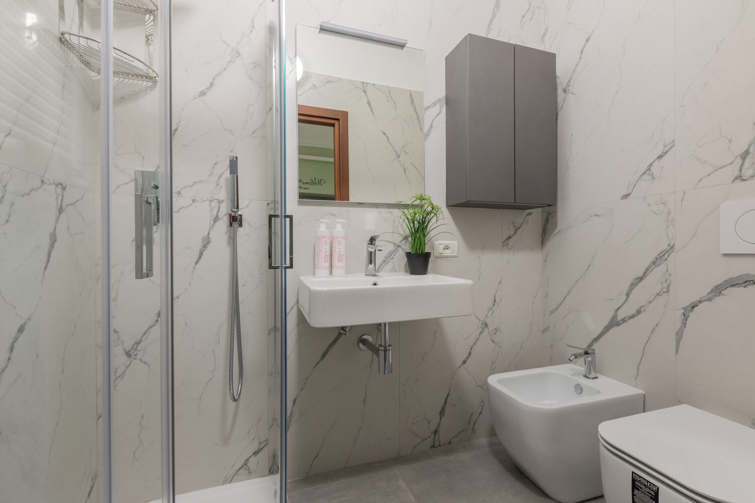 Apartment | Bathroom | Shower, hair dryer, bidet, towels
