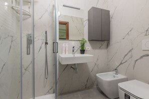 Apartment | Bathroom | Shower, hair dryer, bidet, towels - Casa Juliette by Wonderful Italy (Turin)