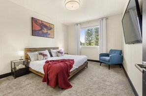 7 bedrooms, desk, iron/ironing board, travel cot - 4,000 sq ft 7 Br/4.5 Ba Luxury Home with Amazing Amenities (Hinton)