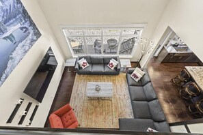 Smart TV, fireplace, ping pong, stereo - 4,000 sq ft 7 Br/4.5 Ba Luxury Home with Amazing Amenities (Hinton)