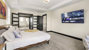 7 Schlafzimmer, Schreibtisch, Bügeleisen/Bügelbrett, Reisekinderbett