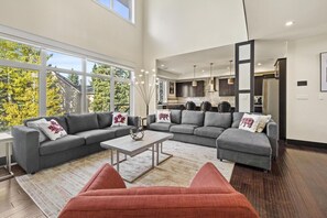 Smart TV, chimenea, tenis de mesa y estéreo 