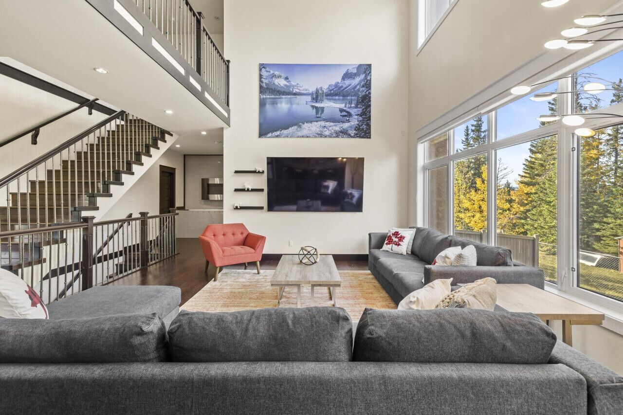 Smart TV, chimenea, tenis de mesa y estéreo 