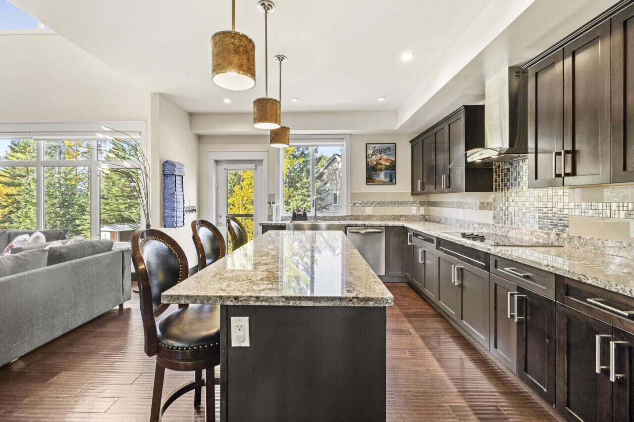 Kylskåp, mikrovågsugn, ugn och spishäll