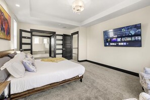 7 makuuhuonetta, työpöytä, silitysrauta/-lauta, vauvan matkasänky