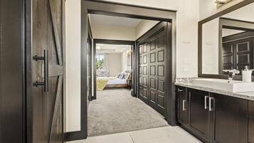 7 chambres, bureau, fer et planche à repasser, lit parapluie