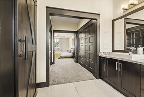 7 bedrooms, desk, iron/ironing board, travel cot - 4,000 sq ft 7 Br/4.5 Ba Luxury Home with Amazing Amenities (Hinton)