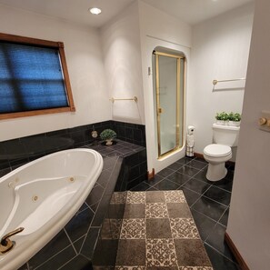 Een douche, een bubbelbad, een haardroger, handdoeken