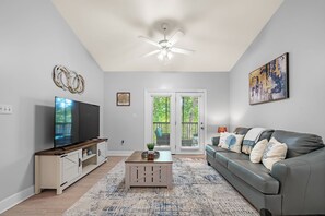 Smart TV - Newly Renovated Condo Minutes from The Beach, OWA Water Park and Tanger Outlets (Foley)