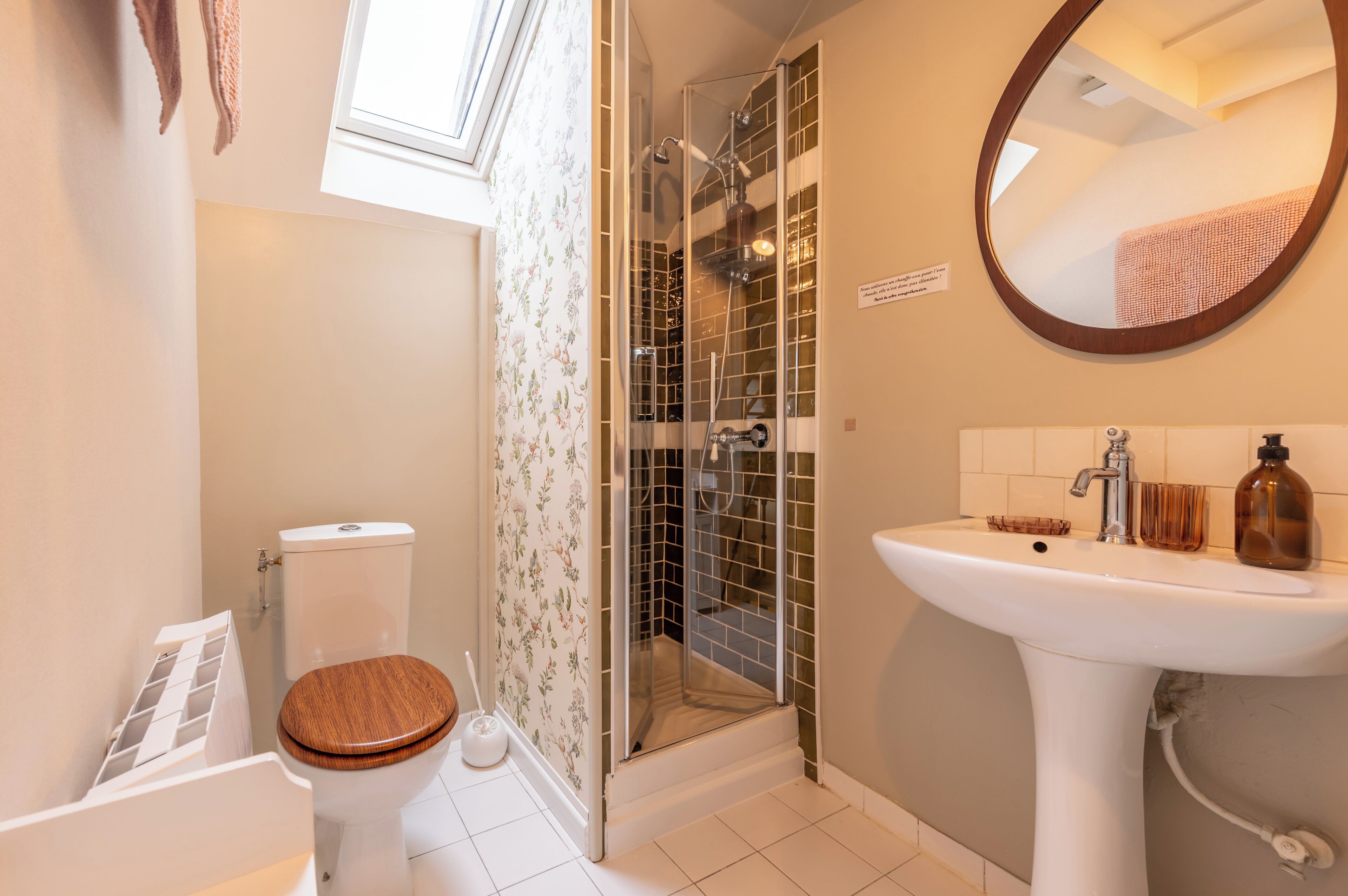 シャワー、ヘアドライヤー、タオル、石鹸