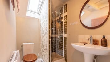 Douche, sĂšche-cheveux, serviettes fournies, savon