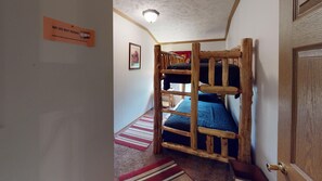 4 bedrooms, iron/ironing board, WiFi (free), bed sheets - Turkey Ridge Lodges - Lodge 1 (Rockbridge)