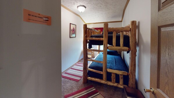 4 bedrooms, iron/ironing board, WiFi (free), bed sheets - Turkey Ridge Lodges - Lodge 1 (Rockbridge)