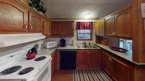 Coffee/tea maker, microwave, oven, dishwasher - Turkey Ridge Lodges - Lodge 1 (Rockbridge)