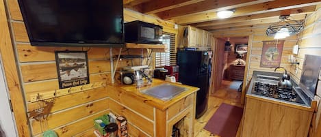 Coffee/tea maker, fridge, microwave, stovetop