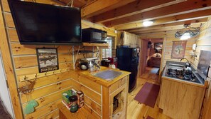 Coffee/tea maker, fridge, microwave, stovetop - Turkey Ridge Lodges - Cabin # 3 (ROCKBRIDGE)