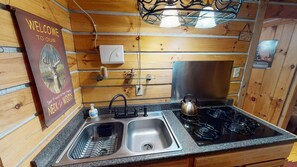 Coffee/tea maker, fridge, microwave, stovetop - Turkey Ridge Lodges - Cabin # 3 (ROCKBRIDGE)