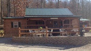 Outdoor dining - Turkey Ridge Lodges - Cabin # 3 (ROCKBRIDGE)