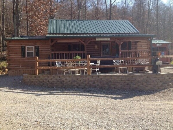 Outdoor dining - Turkey Ridge Lodges - Cabin # 3 (ROCKBRIDGE)