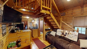 Living area - Turkey Ridge Lodges - Cabin # 3 (ROCKBRIDGE)