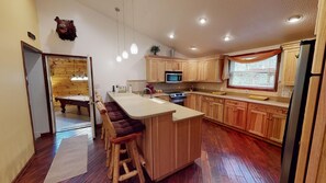 Coffee/tea maker, fridge, microwave, oven - Turkey Ridge Lodges - Lodge # 2 (Rockbridge)