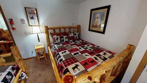 4 bedrooms, WiFi (free), bed sheets - Turkey Ridge Lodges - Lodge # 2 (Rockbridge)