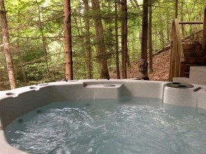Outdoor spa tub - Turkey Ridge Lodges - Tree Tops # 8 (ROCKBRIDGE)