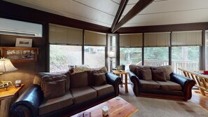 Fireplace, DVD player - Turkey Ridge Lodges - Tree Tops # 8 (ROCKBRIDGE)
