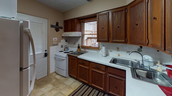 Coffee/tea maker, fridge, microwave, oven - Turkey Ridge Lodges - Tree Tops # 9 (ROCKBRIDGE)