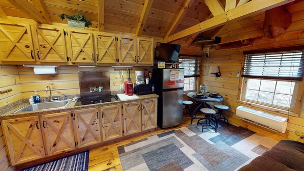 Coffee/tea maker, fridge, microwave, stovetop - Turkey Ridge Lodges - Cabin # 5 (ROCKBRIDGE)