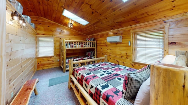 2 bedrooms, WiFi (free), bed sheets - Turkey Ridge Lodges - The Nest (ROCKBRIDGE)