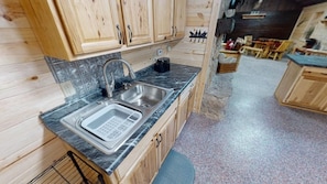Coffee/tea maker, fridge, microwave, stovetop - Turkey Ridge Lodges - The Nest (ROCKBRIDGE)